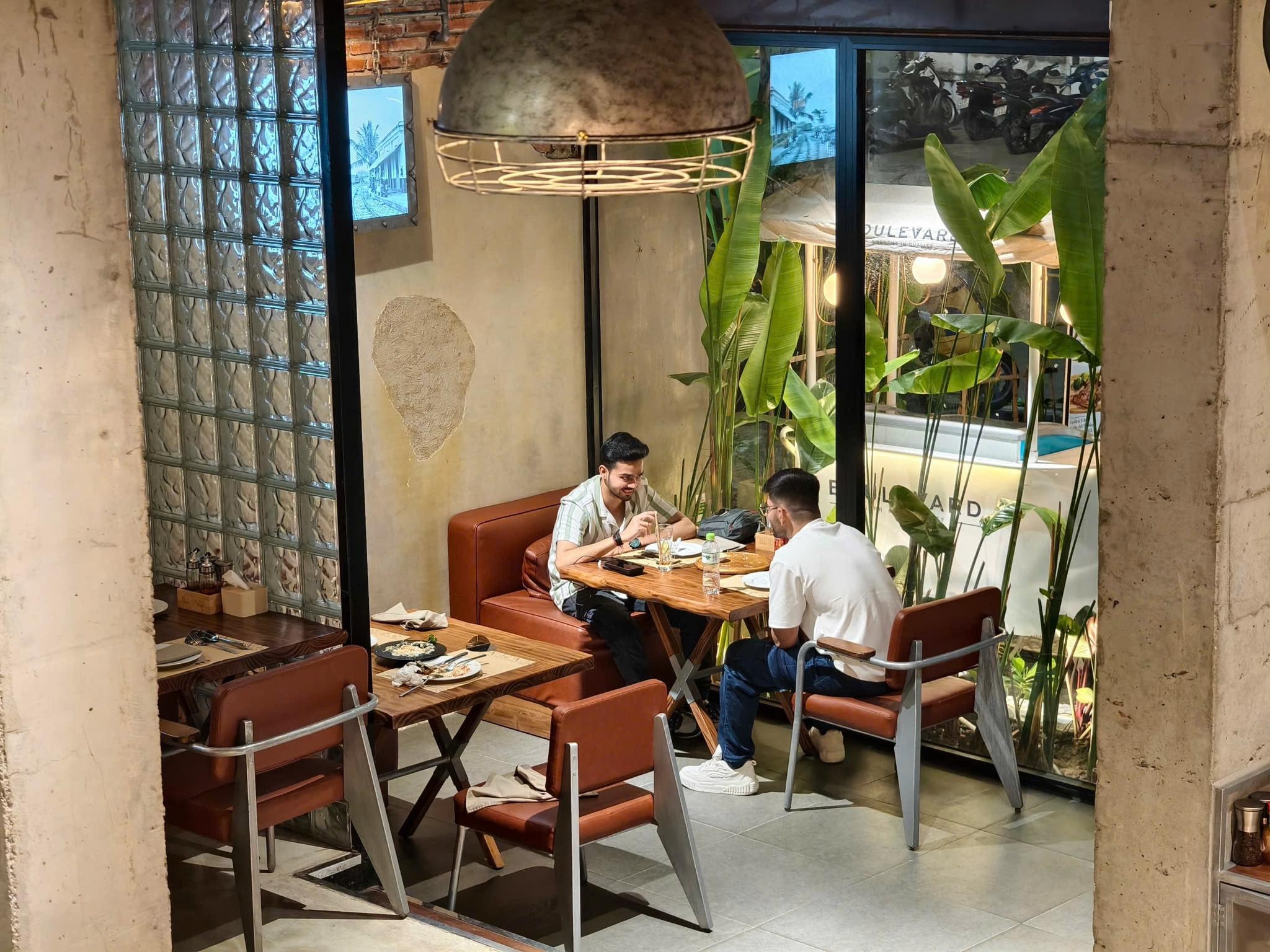 The dining space at Bottega5 feels effortlessly modern, with a laid-back charm that enhances every meal 